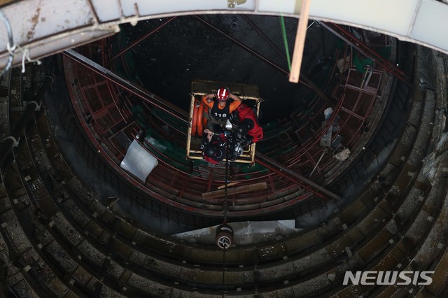 중부지방에 기습적인 폭우가 내린 지난달 31일 오전 서울 양천구 목동 빗물펌프장에서 근로자 3명이 고립돼 구조대원들이 구조작업을 펼치고 있다. 2019.07.31. / 뉴시스