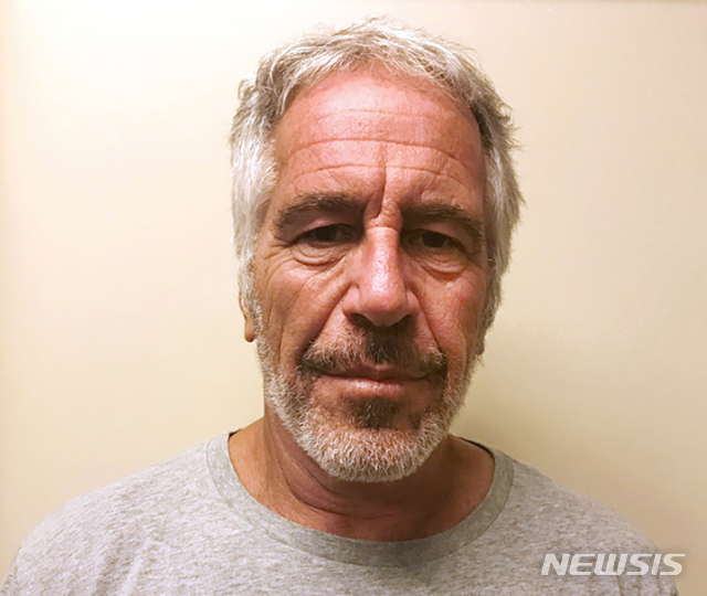 미국의 억만장자 성범죄자 제프리 엡스타인(66)이 10일 교도소에서 목을 매 사망한 채 발견됐다. 사진은 뉴욕주 성범죄자신상정보 제공. 2019.08.12 / 뉴시스