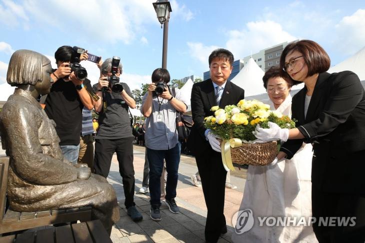 성남시청 평화의 소녀상에서 열린 ‘일본군 위안부 피해자 기림의 날’ 기념식 / 연합뉴스