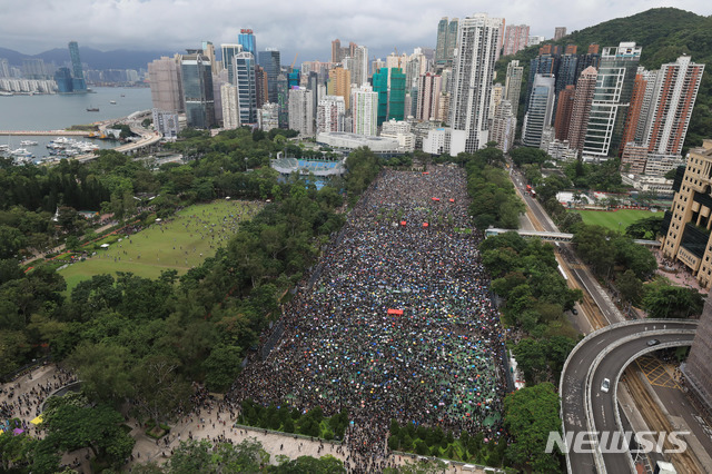 18일(현지시간) 홍콩 빅토리아 공원에서 송환법 반대 및 경찰의 강경 진압 규탄 대규모 집회가 열려 시위대가 공원을 메우고 있다 / 뉴시스