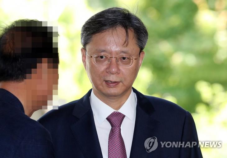 박근혜정부의 '국정농단' 묵인 혐의와 국가정보원을 통한 불법사찰 혐의로 각각 기소돼 재판 중인 우병우 전 청와대 민정수석이 25일 오후 서울 서초구 서울고법에서 열린 속행공판에 출석하기 위해 법정으로 향하고 있다. 2019.6.25 / 연합뉴스