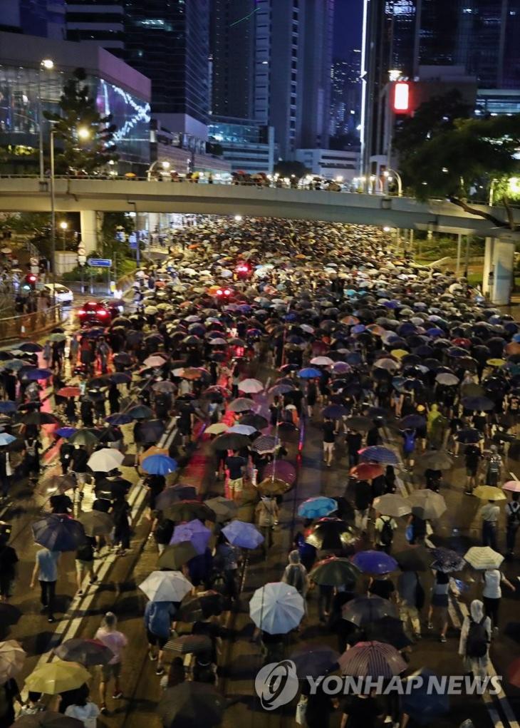'홍콩시위' 정부청사 방향으로 행진하는 홍콩 시민들, 18일 오후(현지시간) 홍콩 완차이역 인근에서 송환법에 반대하고 경찰의 강경 진압을 규탄하는 대규모 도심 집회에 참가한 홍콩 시민들이 정부청사 방향으로 행진하고 있다. 이날 집회는 홍콩 대규모 도심 시위를 주도했던 민간인권전선 주도로 열렸다. 2019.8.18 / 연합뉴스