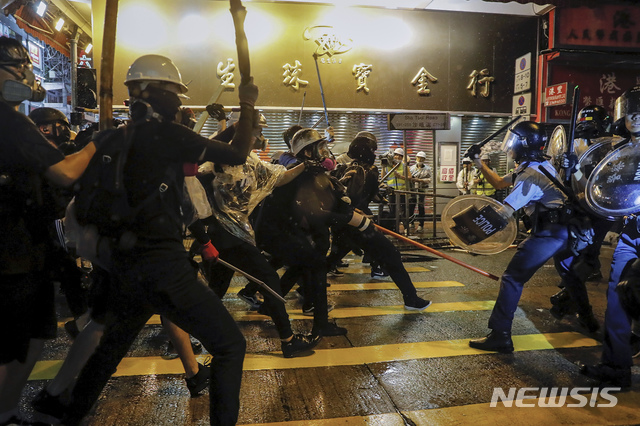 12주째 홍콩에서 반 중국 시위가 이어지는 가운데 25일 오후 시위대와 경찰이 충돌하고 있다. 2019.08.25. / 뉴시스