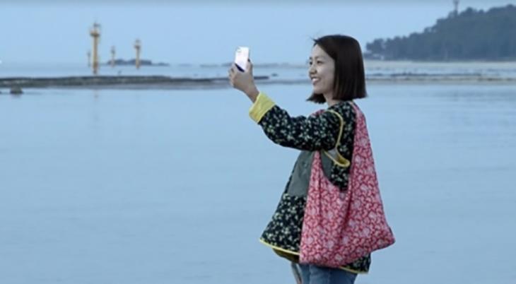 공효진 에코백 핑클 이진 착용 / JTBC '캠핑클럽' 방송캡처