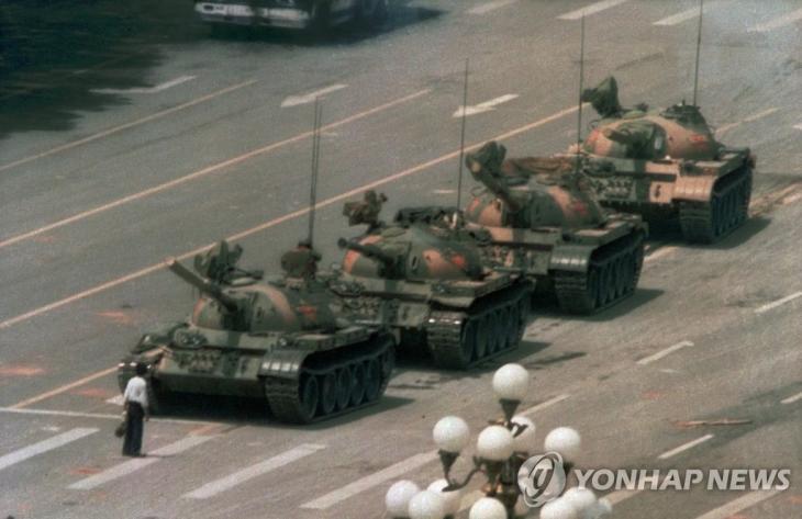 중국 톈안먼 민주화운동의 상징 '탱크맨' [AP=연합뉴스 자료사진]