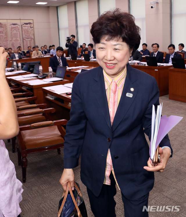 24일 오후 서울 여의도 국회에서 열린 국회 문화체육관광위원회 제1차 전체회의에서 박인숙 자유한국당 간사가 한국당의 입장을 전달 한 후 퇴장하고 있다. 2019.06.24 / 뉴시스