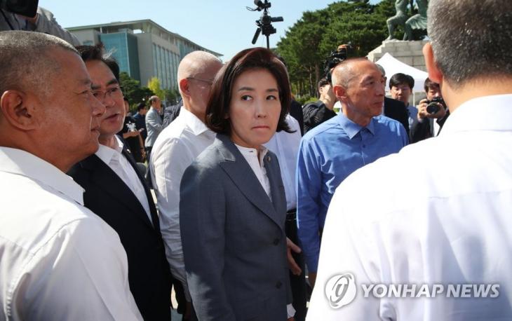 자유한국당 나경원 원내대표가 19일 국회 본청 앞에서 삭발식을 마친 이만희, 김석기, 최교일, 송석준, 장석춘 의원을 격려하고 있다. 2019.9.19 / 연합뉴스