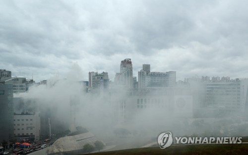 동대문 제일평화시장 화재 연기로 뒤덮인 동대문일대 / 연합뉴스