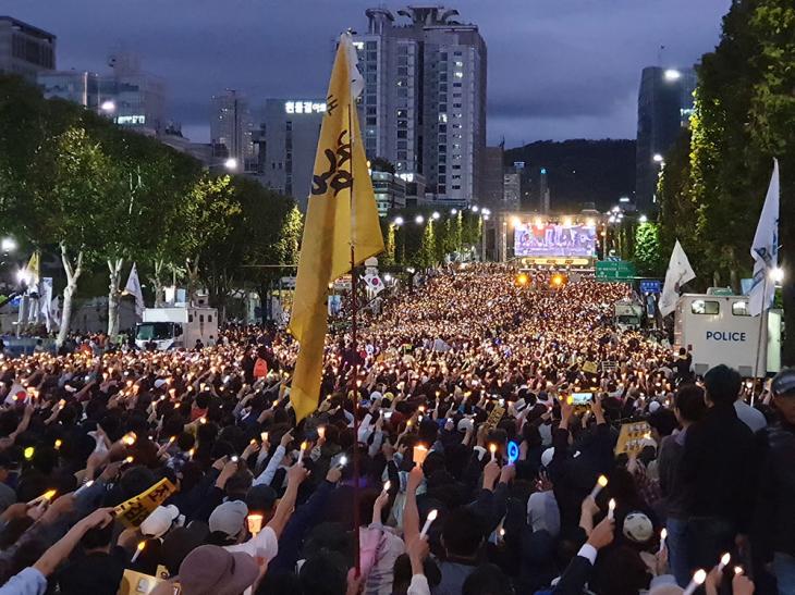 서초동 검찰개혁 촛불집회 현장 / 인터넷커뮤니티