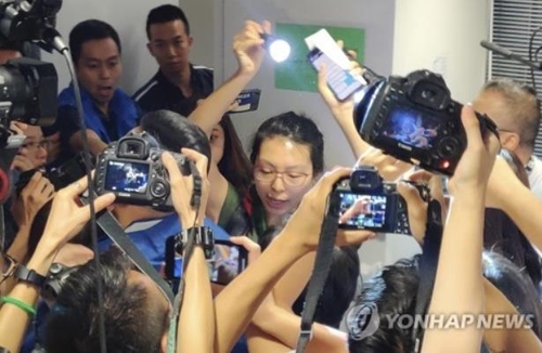 경찰 정례 브리핑에서 경찰의 언론인에 대한 폭력 행사에 항의하는 홍콩 기자 / AP통신=연합뉴스