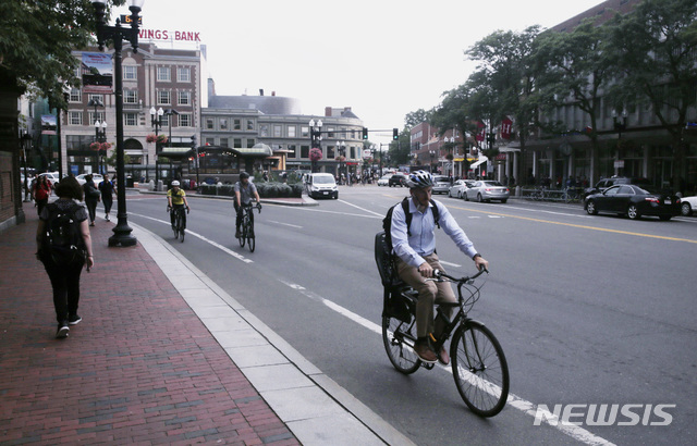미국 매사추세츠주 캠브리지의 하버드 대학교  근처 도로을 달리는 자전거 이용자들 / AP/뉴시스