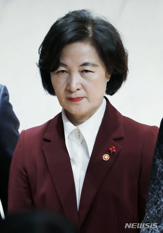 추미애 법무부 장관이 2일 오전 서울 세종로 정부서울청사 별관에서 열린 2020년 정부 시무식에서 기념촬영을 위해 이동하고 있다. 2020.01.02. / 뉴시스