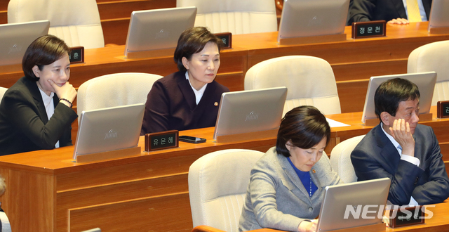 유은혜 사회부총리 겸 교육부장관(왼쪽부터 시계방향) 김현미 국토교통부 장관, 진영 행정안전부 장관, 박영선 중소벤처기업부 장관이 27일 오후 서울 여의도 국회에서 열린 제373회 국회 (임시회) 본회의에 참석해 상정된 법률안에 대해 의원자격으로 투표하고 있다. 2019.12.27 / 뉴시스