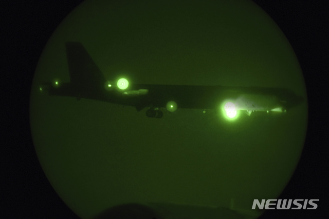미군 전략폭격기 B-52H 스트라토포트리스가 9일(현지시간) 카타르 알우데이드 공군기지에 착륙하고 있다. 2019.05.10. / 뉴시스