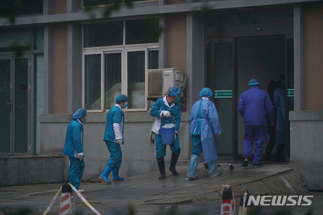 폐렴사태 진원지인 중국 우한에서 23일 오전 10시(한국시간 오전 11시)부터 외부로 나가는 것이 금지됐다. 사진은 환자들이 수용돼있는 우한병원(Wuhan Medical Treatment Center)에서 22일 직원들이 안으로 들어가는 모습. 2020.01.23 / 뉴시스 제공