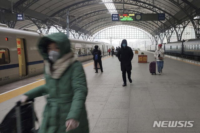 폐렴이 강타한 중국 우한에서 23일 봉쇄령이 내려지기 직전 몇몇 사람들이 기차역 플랫폼에서 마스크를 쓴 채 걸어가고 있다. 2020.01.23 / 뉴시스