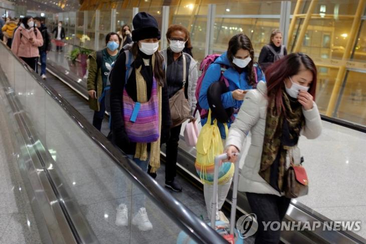 '우한 폐렴' 공포…마스크 쓴 베이징공항 여행객들 / 연합뉴스