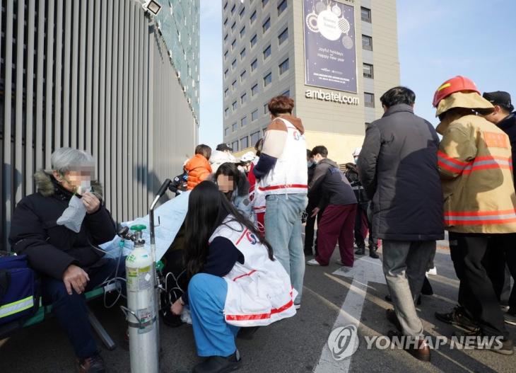 26일 오전 건물 지하에서 화재가 발생한 서울 중구 장충동 그랜드 앰배서더 호텔 투숙객들이 호텔 인근으로 대피해 산소 치료를 받고 있다. 화재는 이날 오전 4시 51분께 호텔 지하 1층에서 시작됐으며 투숙객과 직원 600여 명이 대피했다. 병원으로 옮겨진 피해자들은 단순 연기 흡입으로 크게 다치지 않은 것으로 알려졌다. 2020.1.26 / 연합뉴스