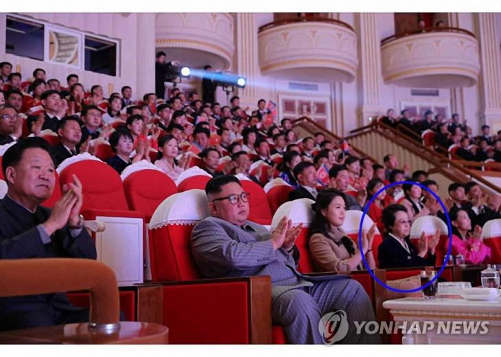 김정은, 설 공연 관람…고모 김경희도 참석. 김정은 북한 국무위원장이 설 당일인 지난 25일 삼지연극장에서 부인 리설주 여사와 함께 명절 기념공연을 관람했다고 조선중앙통신이 26일 보도했다. 김정일 국방위원장의 여동생이자 처형된 장성택의 부인이었던 김경희 전 노동당 비서(파란색 원)가 2013년 9월 9일 이후 처음으로 공개석상에 등장했다. [노동신문 홈페이지 캡처] 2020.1.26