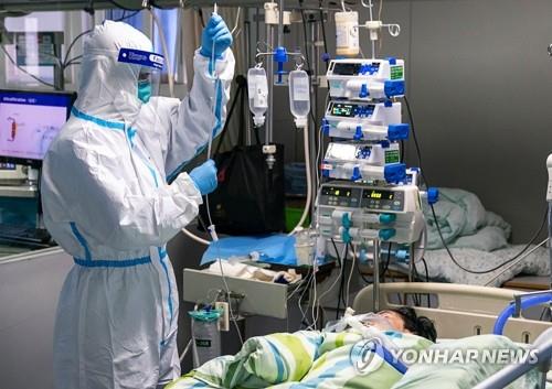 24일 중국 후베이성 우한의 한 병원 집중치료실에서 보호복을 입은 의료진이 신종 코로나바이러스 감염증(우한 폐렴) 환자를 치료하고 있다 / 연합뉴스
