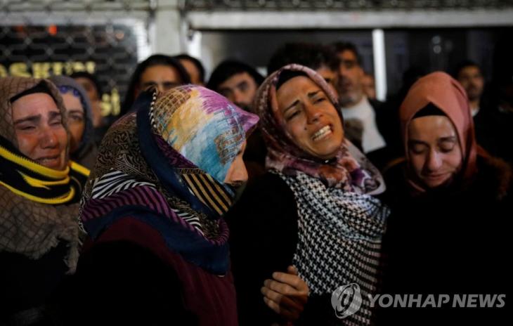 터키 동부 엘라지에서 지진 피해자의 유족이 슬퍼하고 있다. [로이터=연합뉴스]