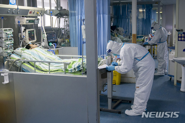 중국 후베이성 우한시 한 병원 중환자실에서 지난 24일 의료진이 환자를 치료하고 있다. 중국에서는 신종 코로나바이러스로 인한 이른바 '우한 폐렴'이 확산하고 있다. 이로 인한 사망자가 41명으로 늘어났다. 2020.01.25. / 뉴시스