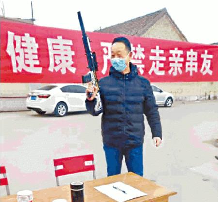 중국의 한 마을에서 총을 들고 후베이인의 진입을 막는 모습 / 빈과일보 캡처