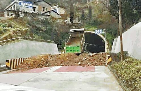 후베이성 접경 마을에서 흙으로 후베이성으로 통하는 터널을 막는 모습 / 빈과일보 캡처