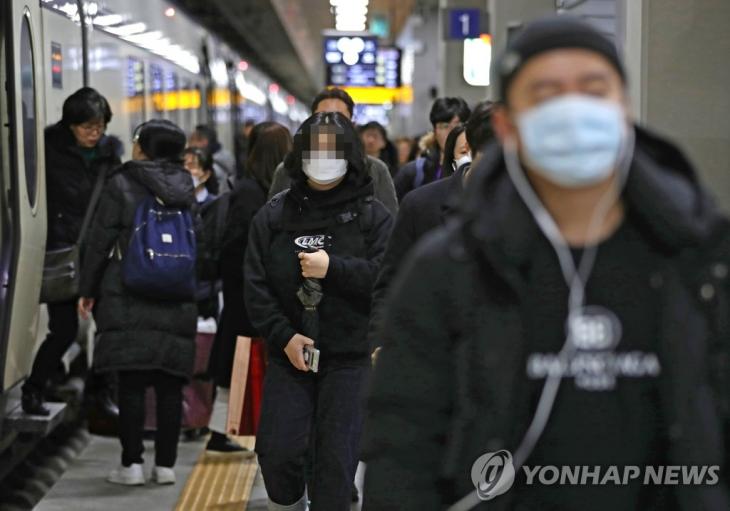 '우한 폐렴'으로 불리는 신종 코로나바이러스가 전세계로 확산되고 있는 가운데 27일 오전 서울 수서역에서 귀경객들이 마스크를 쓴 채 플랫폼을 나서고 있다. / 연합뉴스