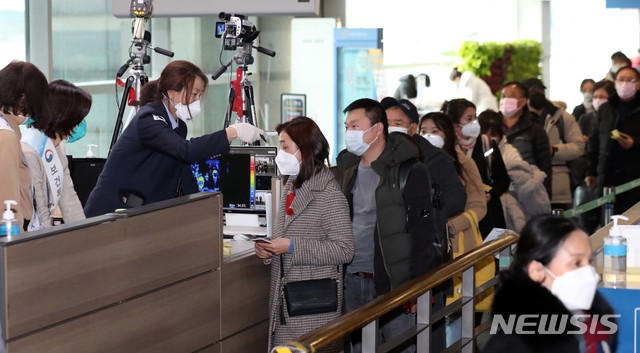 28일 인천국제공항 1터미널 입국장에서 중국 항저우에서 입국한 사람들이 검역소에서 검역을 받기 위해 줄을 서고 있다. 질병관리본부는 신종 코로나 바이러스(우한 폐렴)와 관련해 중국 전역을 검역대상 오염지역으로 지정하고 전체 입국자를 대상으로 검역과 건강상태질문서 제출을 의무화 했다. 2020.01.28. / 뉴시스