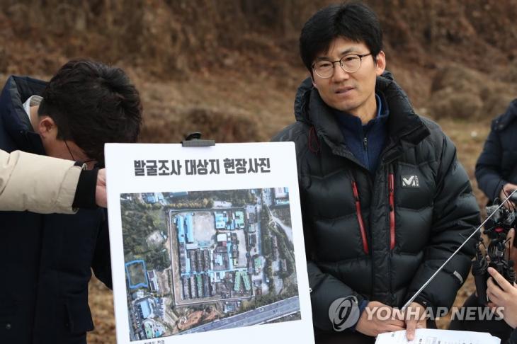 브리핑하는 정일 대한문화재연구원 실장. 28일 광주 북구 문흥동 옛 광주교도소 무연고자 묘지 인근 텃밭에서 정일 대한문화재연구원 실장이 5·18 민주화운동 당시 사라진 사람들 흔적을 찾는 발굴조사 브리핑을 하고 있다. 5·18기념재단 등은 옛 교도소 무연고자 묘지에서 신원 미상 유골 발굴을 계기로 내달 1일까지 조사를 이어간다. / 연합뉴스