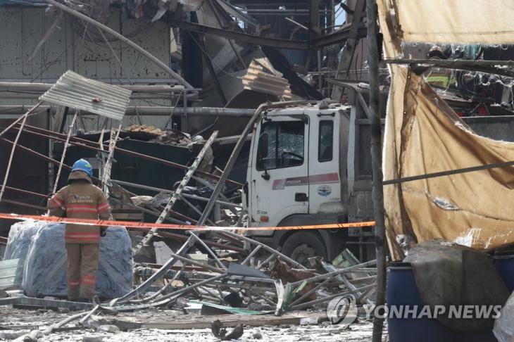 양주에서 공장 폭발 화재. 31일 경기도 양주시 광적면의 가죽공장에서 보일러 폭발 사고로 추정되는 화재가 발생해 소방 당국이 현장을 조사하고 있다. 2020.1.31 / 연합뉴스