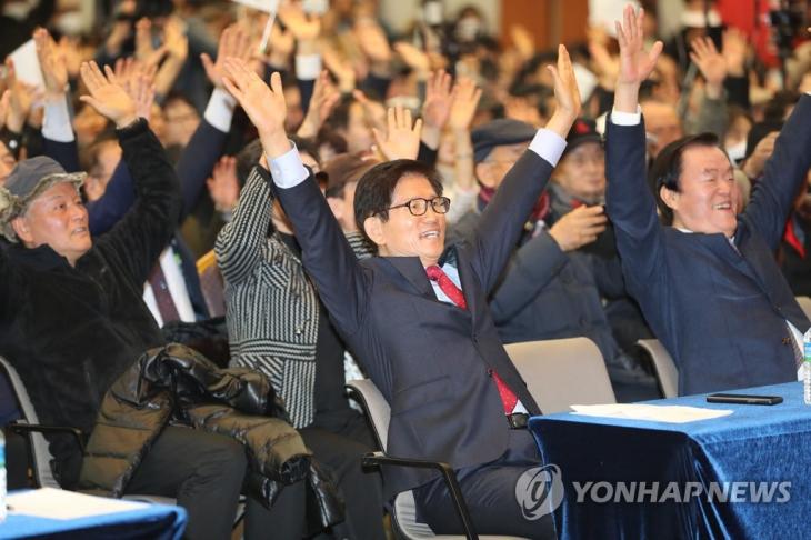 자유통일당 중앙당 창당. 31일 오후 서울 용산구 백범김구기념관 컨벤션홀에서 열린 자유통일당 중앙당 창당대회에서 김문수 전 경기도지사가 만세를 부르고 있다. 2020.1.31 / 연합뉴스