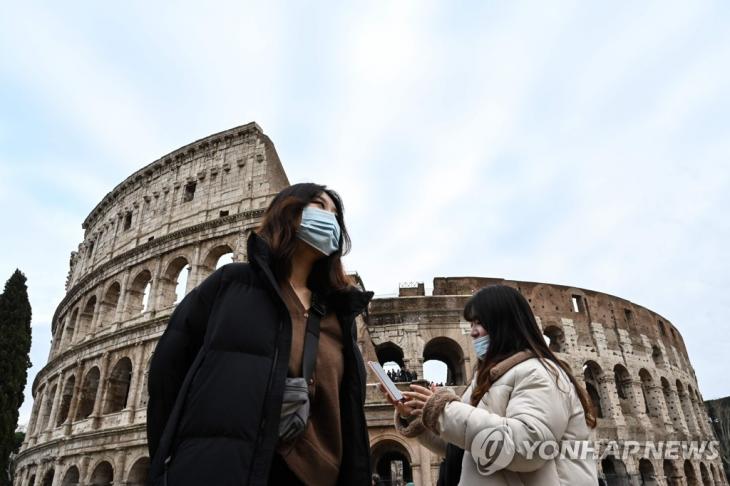 마스크 착용한 이탈리아 로마의 관광객들. [AFP=연합뉴스]