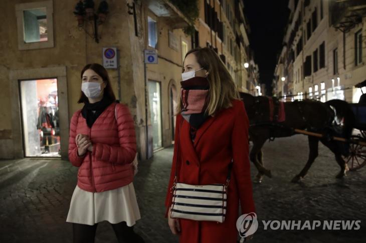 마스크를 쓴 채 로마 시내를 거니는 관광객들.[AP=연합뉴스]