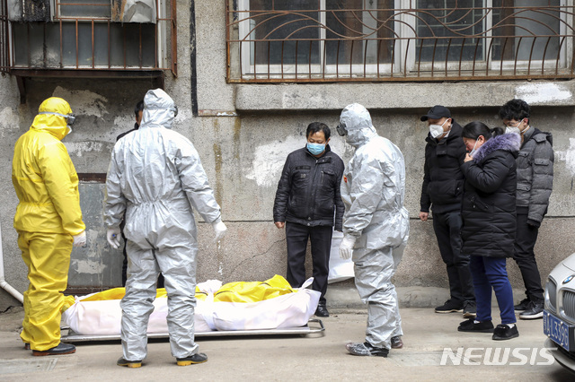 1일 중국 후베이성 우한에서 신종 코로나 바이러스 감염증의 사망자 시신을 장의업 직원들이 옮기고 있다. 1월9일 첫 사망자가 나왔던 우한시 희생자 수가 1일 자정까지 220명을 육박했다. 2020. 2. 2.  / 뉴시스