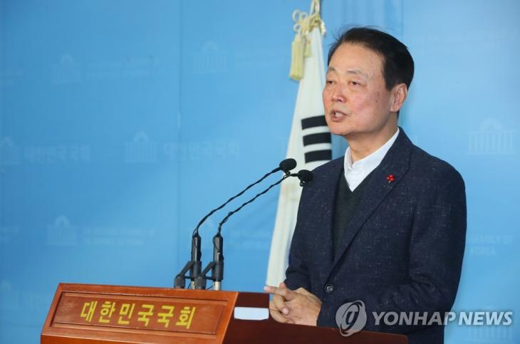 자유한국당 한선교 의원이 지난달 2일 국회 정론관에서 21대 총선 불출마를 선언하고 있다. [연합뉴스 자료사진] 