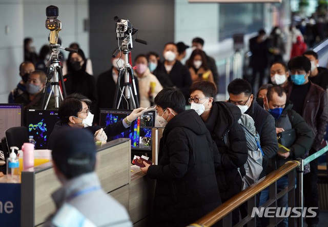 우한 폐렴(신종 코로나바이러스 감염증) 공포가 확산하는 가운데 29일 인천국제공항 제1터미널 입국장에서 중국 텐진에서 입국하는 승객들이 검역을 받고 있다. 2020.01.29. / 뉴시스