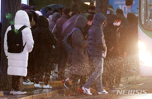 시민들이 강력 한파가 예보된 지난 4일 오후 서울 종로구 광화문사거리에서 두꺼운 옷을 입고 퇴근길 버스에 탑승하고 있다. 2020.02.04. / 뉴시스