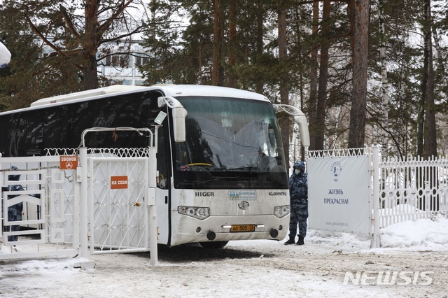 5일(현지시간) 러시아 서부 시베리아에 위치한 튜멘의 한 요양원 입구에 대형 버스가 서있다. 이는 신종 코로나바이러스 감염증 발생지인 후베이성 우한(武漢)에 머물던 러시아인 등을 태우고 요양원으로 이동한 버스다. 우한에서 구출된 이들은 약 14일 동안 시베리아의 요양원에 격리된다. 2020.2.6. / 뉴시스