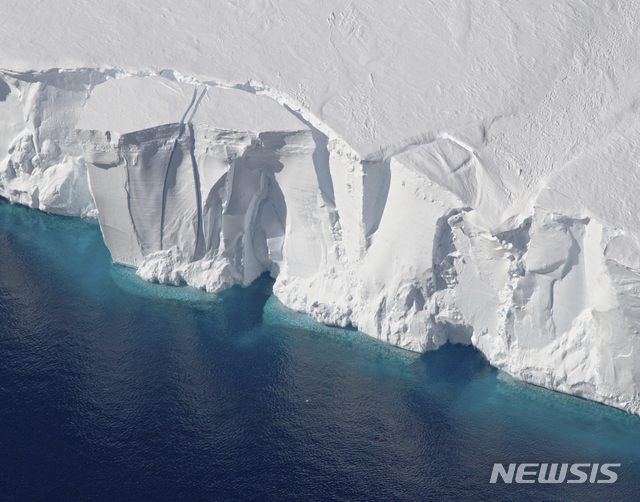 2016년 나사 사진 제공 게츠 빙붕 모습. 2019년 연구에 따르면 남극 대륙은 1980년대보다 6배 이상 빠르게 녹고 있다. 2020. 2. 7. / 뉴시스