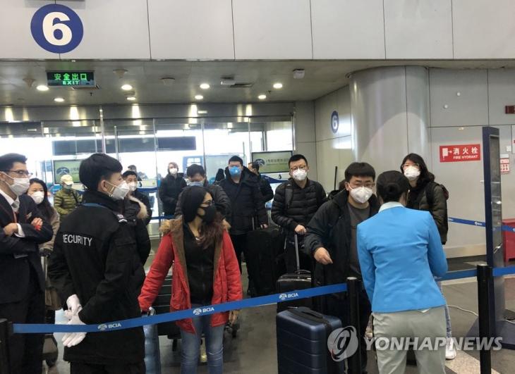 2일 중국 베이징 서우두공항에서 승객들이 신종 코로나바이러스 예방을 위해 마스크를 쓴 채 공항에 들어가려고 기다리고 있다. 2020.2.2 / 연합뉴스