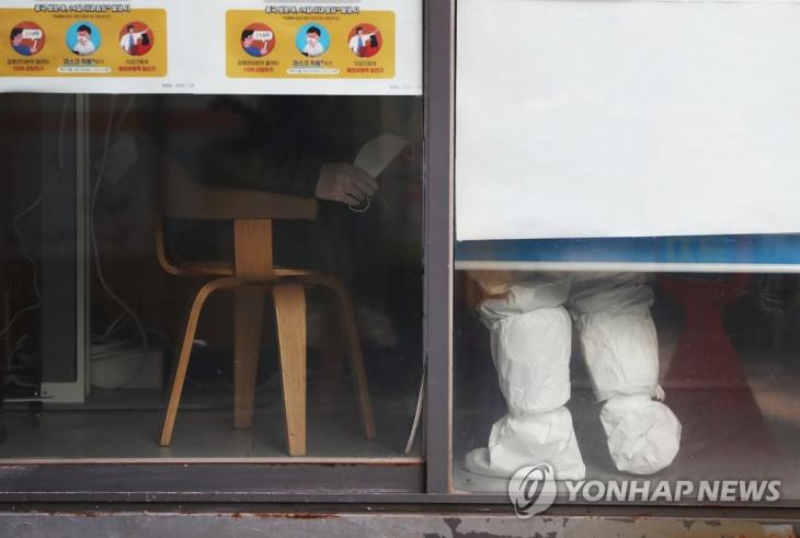 지난 7일 서울 중구보건소 신종 코로나바이러스 감염증 선별진료소에서 한 시민이 검사를 받고 있다. [연합뉴스 자료사진]