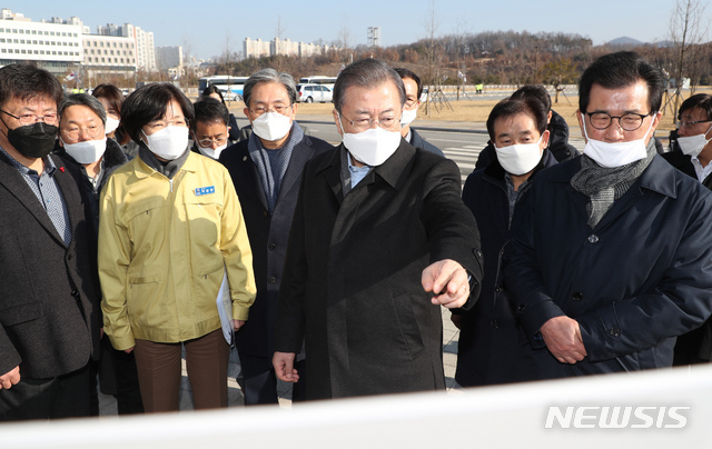 문재인 대통령이 9일 오전 신종 코로나 바이러스 감염증(우한폐렴)을 피해 귀국한 중국 우한 교민들이 격리된 충북 진천군 공무원인재개발원을 방문해 진영 행정안전부 장관으로부터 보고를 받고 있다. 2020.02.09. / 뉴시스