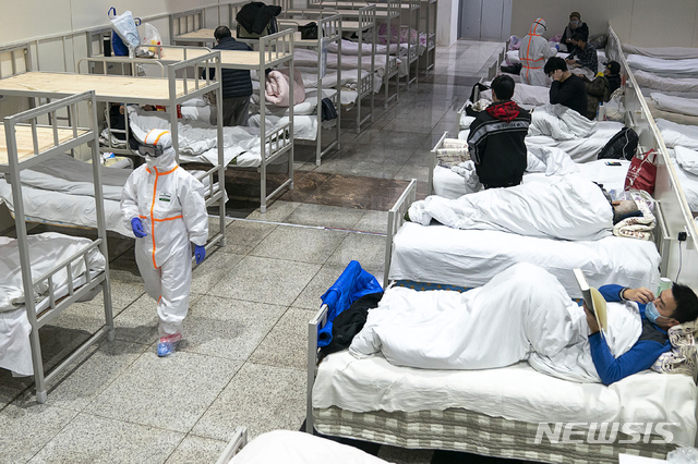 신종 코로나바이러스 감염증(우한폐렴) 진원지인 중국 후베이성 우한시에서 전시장으로 쓰이던 공간에 임시 병원이 설치된 모습이다. 2020.02.10. / 뉴시스