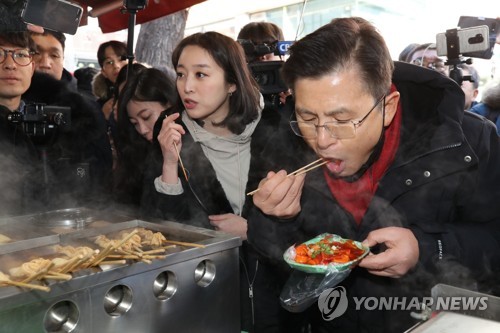 떡볶이 먹는 황교안 당대표. 21대 총선 서울 종로 출마를 선언한 자유한국당 황교안 대표가 9일 오후 서울 성균관대학교 인근 분식점을 찾아 떡볶이를 먹고 있다. 2020.2.9 [자유한국당 제공]