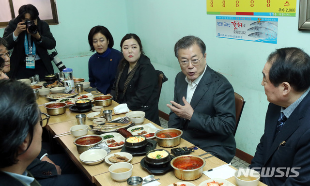 문재인 대통령이 신종 코로나 바이러스 감염증(COVID-19)으로 위축된 내수경제 활성화를 위해 12일 서울 남대문시장을 방문해 시장 상인들과 오찬을 하며 이야기를 나누고 있다. 2020.02.12 /뉴시스