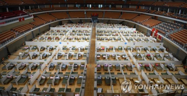 1천100개 병상 갖춘 우한 임시 병원. 중국 우한의 스포츠 센터를 개조한 임시 병원의 내부. 임시 병원은 모두 1천100개의 병상 등 기본적인 설비를 갖추고 신종 코로나바이러스 감염증(코로나 19) 경증 환자를 수용할 준비를 마쳤다. / 연합뉴스