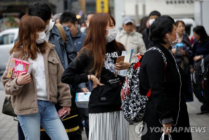 2월 14일 일본 도쿄의 한 약국 앞에서 시민들이 마스크를 사기 위해 줄을 서서 기다리고 있다 / 연합뉴스 제공