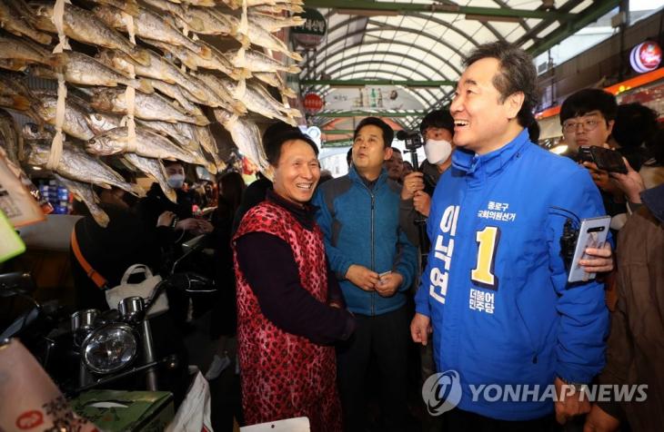 더불어민주당 후보로 4.15 총선 종로에 출마하는 이낙연 전 국무총리가 15일 오후 서울 종로구 광장시장을 방문해 상인들과 대화를 나누고 있다. 2020.2.15 / 연합뉴스